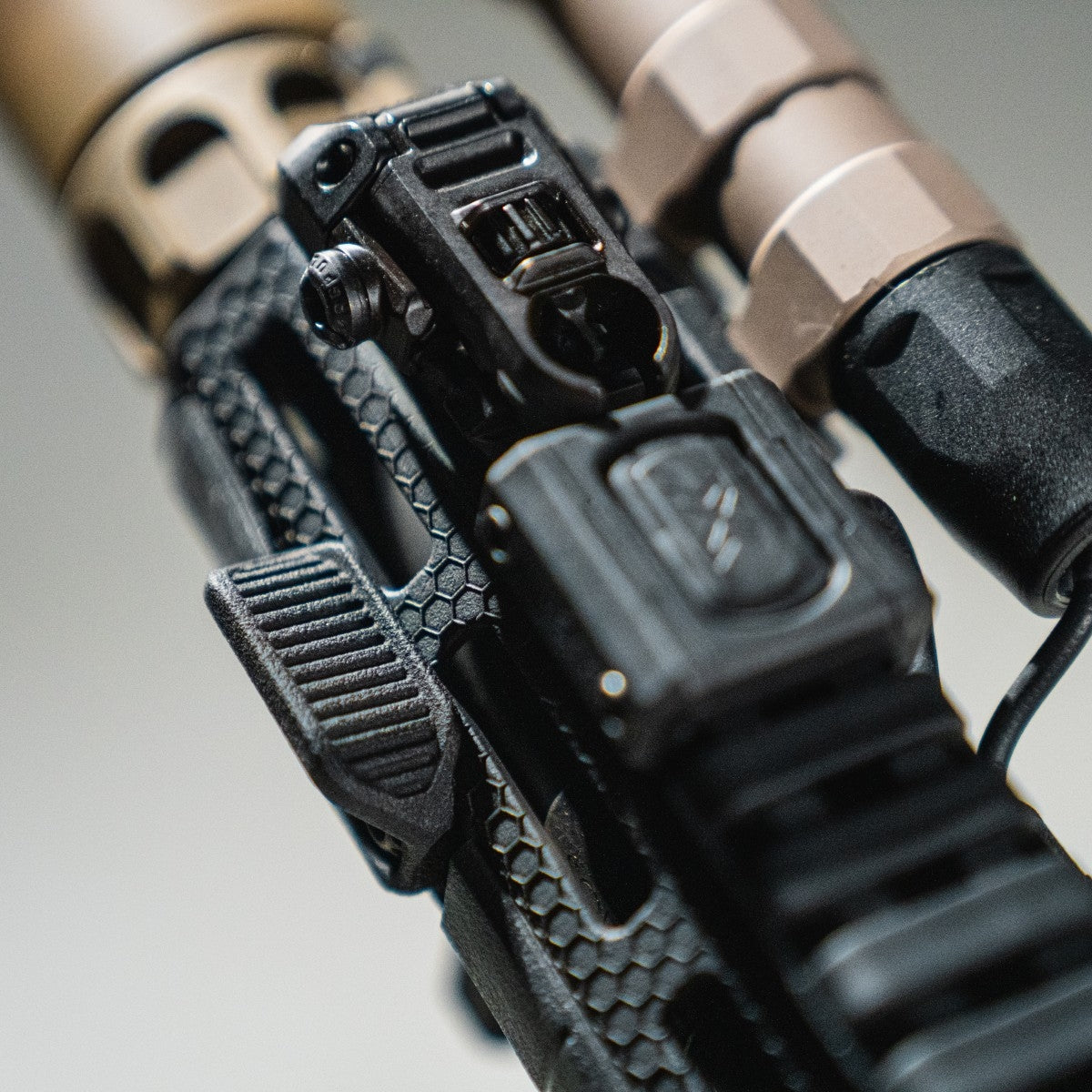 Magpul® M-LOK® Thumb Shelf 拇指支撐座 | 精準控槍 × 快速回復瞄準 × 極簡低輪廓設計