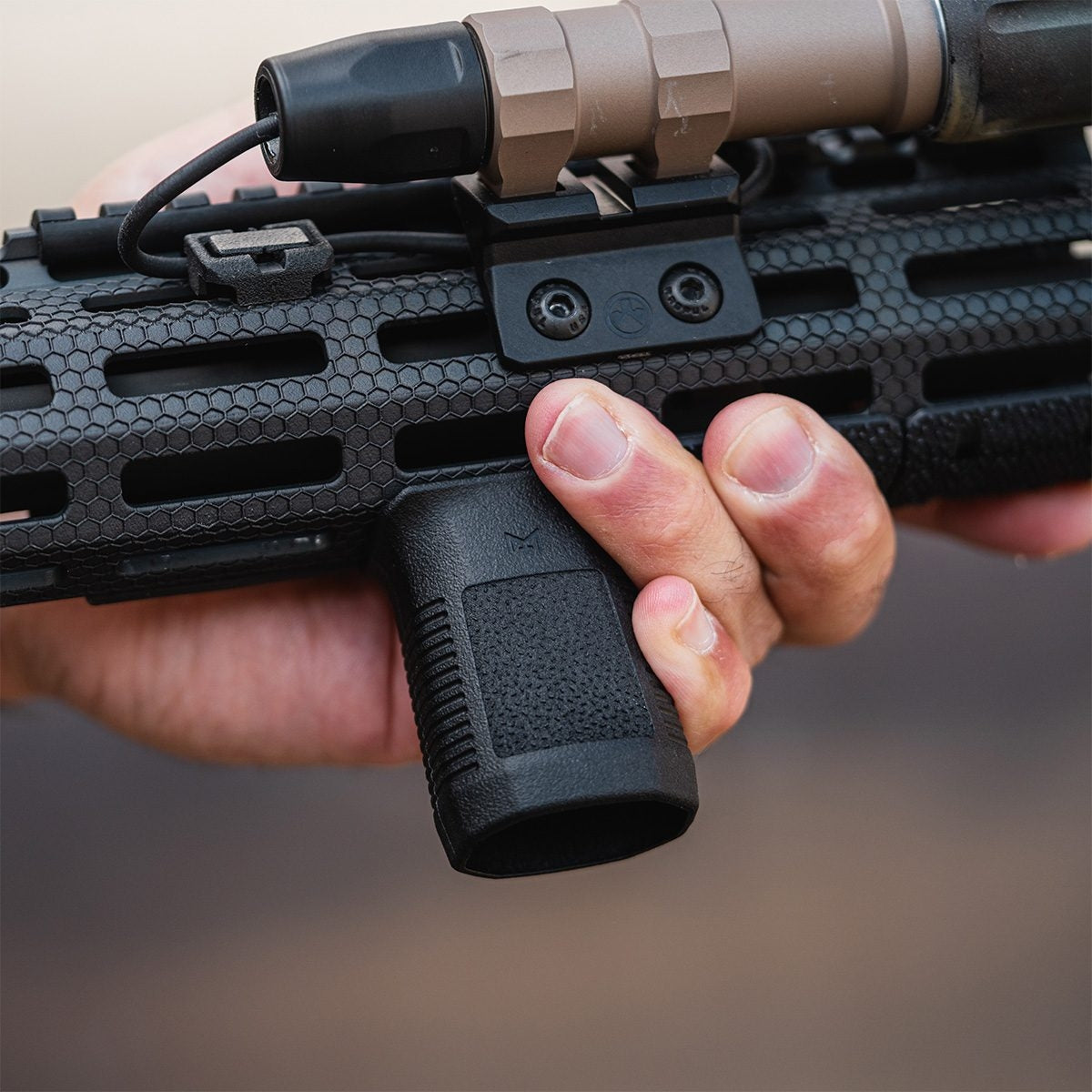 Magpul SVG Short Vertical Grip 短版垂直握把 | M-LOK輕量緊湊 × 雙手通用 × 極致操控性